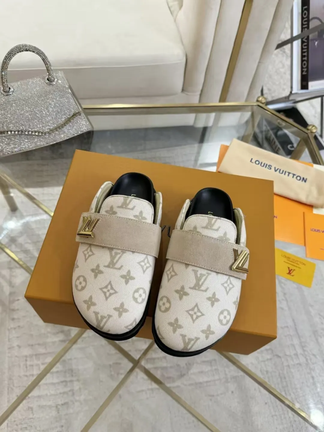 p560 High version women's toe-cap slippers ✨ **LV classic toe-toe slippers | Eternal elegance, starting from the toes** ✨ This pair of **Louis Vuitton classic toe-toe slippers** is an **eternal legend** in the fashion industry, and every detail tells **luxury and taste**. ... **Versatile, no matter the style**: ▪ Pair with jeans, casual and high-end ▪ Pair with a dress, elegant and lazy ▪ Commuting or dating, easily manage various occasions 💖 **Fashion icons are wearing it**, what are you waiting for?   **Owning it means owning an eternal classic**! ✨ #Louis Vuitton #LV slippers #Advanced sense of wear #Classic never goes out of style Fabric: Classic jacquard fabric Lining: Sheepskin lining Sole: Original rubber sole Size: Female 35-41 Male 38-46